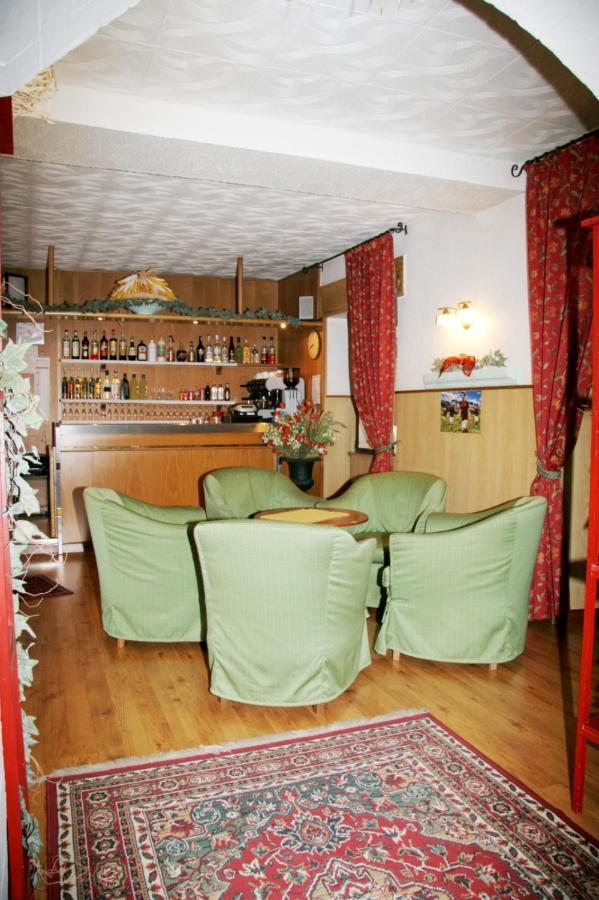 Albergo Garni Cavento Pinzolo Bagian luar foto