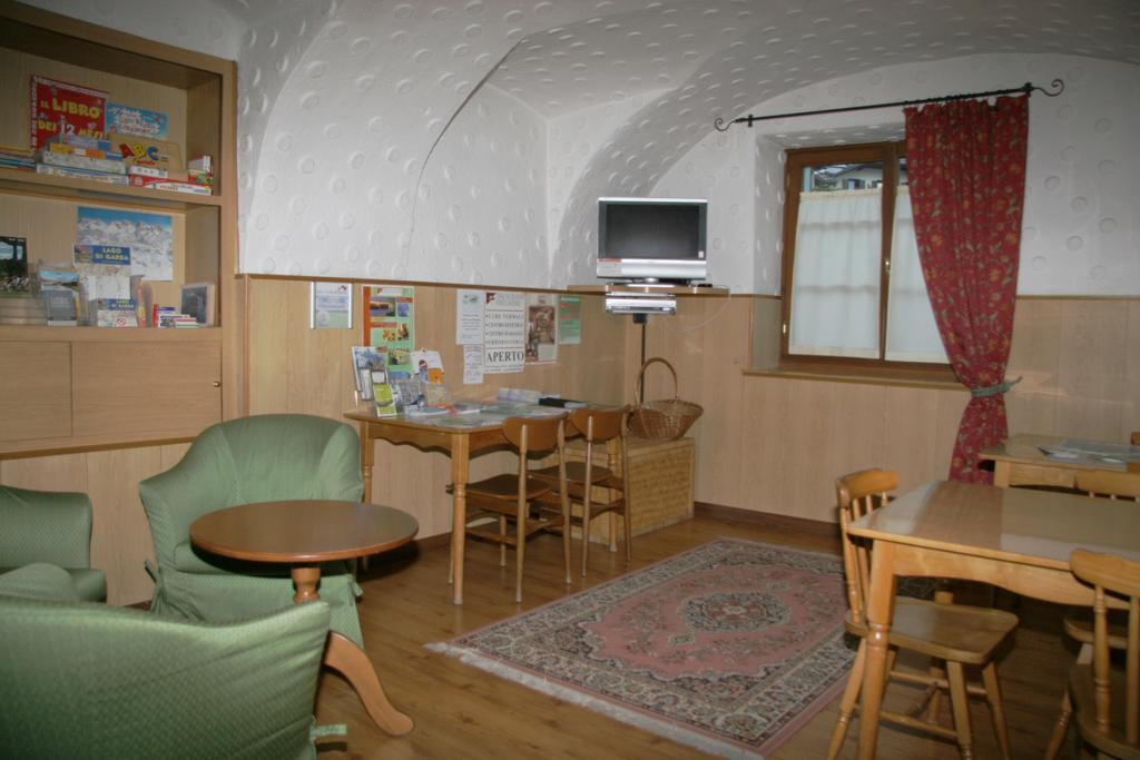 Albergo Garni Cavento Pinzolo Bagian luar foto